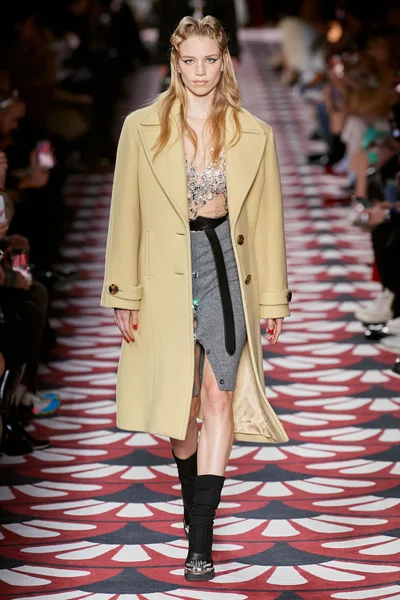 Look 10